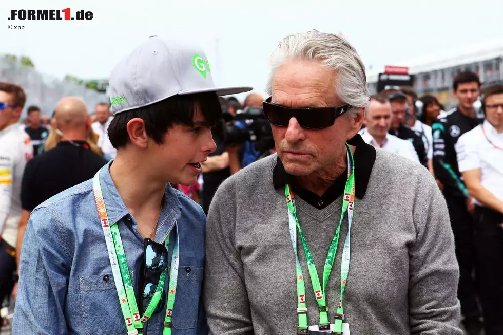 In Kanada sind übrigens auch "echte" Promis unterwegs, nicht nur Fahrer in anderer Kleidung: Schauspieler Michael Douglas mit Sohn Dylan... Foto zur News: In Kanada sind übrigens auch "echte" Promis unterwegs, nicht nur Fahrer in anderer Kleidung: Schauspieler Michael Douglas mit Sohn Dylan...