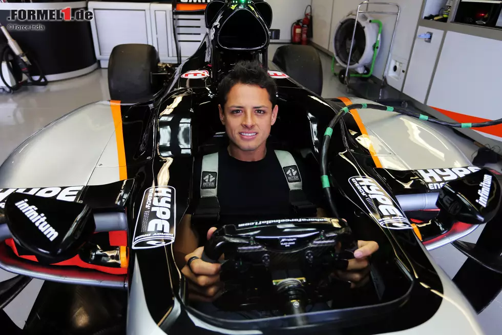 ...Fußballstar Javier Hernandez (Manchester United/Real Madrid), genannt "Chicharito", der bei Force India besonders Landsmann Sergio Perez die Daumen drückt... Foto zur News: ...Fußballstar Javier Hernandez (Manchester United/Real Madrid), genannt "Chicharito", der bei Force India besonders Landsmann Sergio Perez die Daumen drückt...