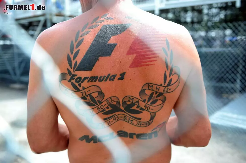 Er ist zwar nicht berühmt, doch sein Tattoo mit den Geburtsdaten wichtiger McLaren-Legenden ist trotzdem einen Blick wert. Vielleicht sollte er mal über eine Erweiterung nachdenken, auf der Schulter wäre noch Platz. Foto zur News: Er ist zwar nicht berühmt, doch sein Tattoo mit den Geburtsdaten wichtiger McLaren-Legenden ist trotzdem einen Blick wert. Vielleicht sollte er mal über eine Erweiterung nachdenken, auf der Schulter wäre noch Platz.