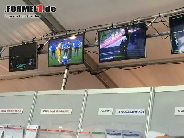 Ach ja, Fußball war ja an diesem Wochenende auch. Die Journalisten sind glücklich, als sie neben der Arbeit das Champions-League-Finale zwischen Barcelona und Turin (3:1) schauen dürfen. Ob der Fernseher auch für das Eröffnungsspiel der Frauen-WM (in Kanada!) läuft, ist nicht überliefert. Das gewann der Gastgeber übrigens durch einen Elfmeter in der Nachspielzeit gegen China mit 1:0. Foto zur News: Ach ja, Fußball war ja an diesem Wochenende auch. Die Journalisten sind glücklich, als sie neben der Arbeit das Champions-League-Finale zwischen Barcelona und Turin (3:1) schauen dürfen. Ob der Fernseher auch für das Eröffnungsspiel der Frauen-WM (in Kanada!) läuft, ist nicht überliefert. Das gewann der Gastgeber übrigens durch einen Elfmeter in der Nachspielzeit gegen China mit 1:0.
