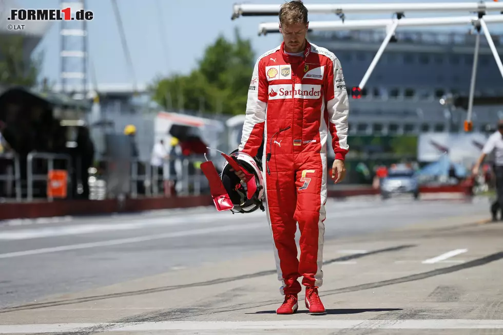 Sebastian Vettel hatte dafür sicherlich keinen Kopf. Wenige Minuten vor Anpfiff des Finales erlebt er ein Qualifying zum Vergessen: technische Probleme, Startplatz 16. Weil er bei Rot noch einen Manor überholt hatte, geht es noch weiter zurück. Trösten dürfte ihn die Aufholjagd am Sonntag und die Nachricht, dass er zum zweiten Mal Vater wird. Foto zur News: Sebastian Vettel hatte dafür sicherlich keinen Kopf. Wenige Minuten vor Anpfiff des Finales erlebt er ein Qualifying zum Vergessen: technische Probleme, Startplatz 16. Weil er bei Rot noch einen Manor überholt hatte, geht es noch weiter zurück. Trösten dürfte ihn die Aufholjagd am Sonntag und die Nachricht, dass er zum zweiten Mal Vater wird.