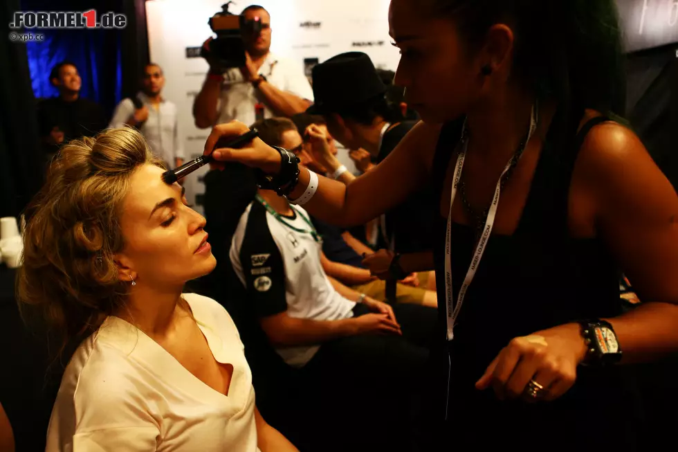 Sie muss nicht so hart trainieren, schließlich fährt sie auch nicht. Aber sie muss gut aussehen. Carmen Jorda feilt mit Make-up-Ingenieurin am Setup für die Amber-Lounge-Fashion-Show. Foto zur News: Sie muss nicht so hart trainieren, schließlich fährt sie auch nicht. Aber sie muss gut aussehen. Carmen Jorda feilt mit Make-up-Ingenieurin am Setup für die Amber-Lounge-Fashion-Show.