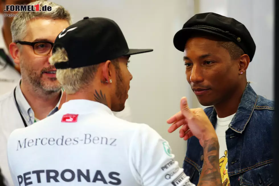 Mit Hip-Hop-Ikone Pharrell Williams ist Hamilton schon länger befreundet. In Singapur treffen sich die beiden in der Mercedes-Box. Pharrell ist Teil des spektakulären Eventprogramms rund um die Formel 1 - neben anderen Top-Acts wie Bon Jovi, Maroon 5 und dem Spandau Ballet. Foto zur News: Mit Hip-Hop-Ikone Pharrell Williams ist Hamilton schon länger befreundet. In Singapur treffen sich die beiden in der Mercedes-Box. Pharrell ist Teil des spektakulären Eventprogramms rund um die Formel 1 - neben anderen Top-Acts wie Bon Jovi, Maroon 5 und dem Spandau Ballet.