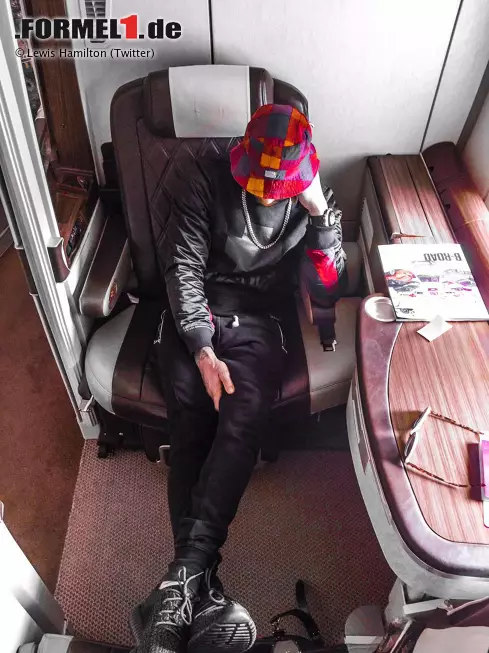 Man gönnt sich ja sonst nichts: Hamilton fliegt mit dem Privatjet weiter nach Japan - und post dabei natürlich aufgestylt für seine Twitter-Community. Foto zur News: Man gönnt sich ja sonst nichts: Hamilton fliegt mit dem Privatjet weiter nach Japan - und post dabei natürlich aufgestylt für seine Twitter-Community.