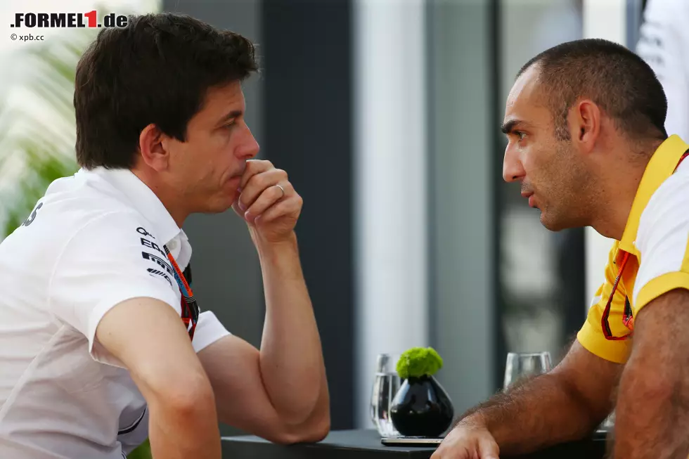 Wichtige Meetings: Wolff und Renault-Sportchef Cyril Abiteboul unterhalten sich darüber, wie man die Renault-Motoren mit Mercedes-Know-how konkurrenzfähiger machen könnte. Die beiden Autofirmen arbeiten auf Konzernebene schon länger zusammen. Foto zur News: Wichtige Meetings: Wolff und Renault-Sportchef Cyril Abiteboul unterhalten sich darüber, wie man die Renault-Motoren mit Mercedes-Know-how konkurrenzfähiger machen könnte. Die beiden Autofirmen arbeiten auf Konzernebene schon länger zusammen.