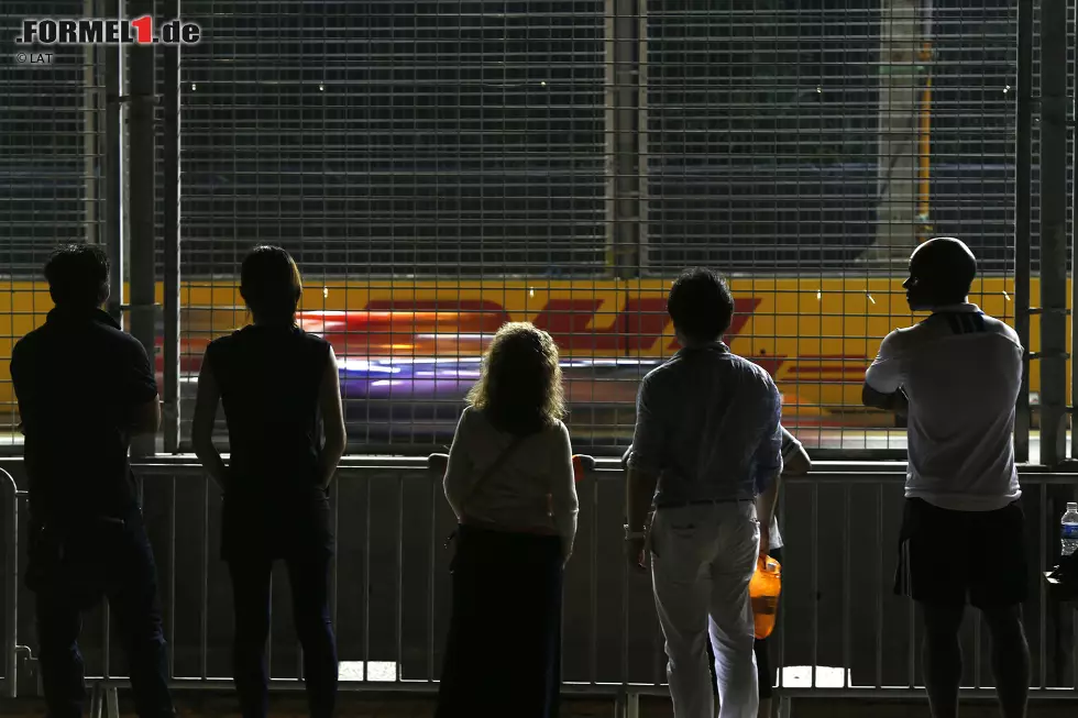 Diesen netten Anblick genießen die Zuschauer in Singapur. Das Nachtrennen hat diesmal an drei Tagen 260.912 Zuschauer angelockt. Foto zur News: Diesen netten Anblick genießen die Zuschauer in Singapur. Das Nachtrennen hat diesmal an drei Tagen 260.912 Zuschauer angelockt.