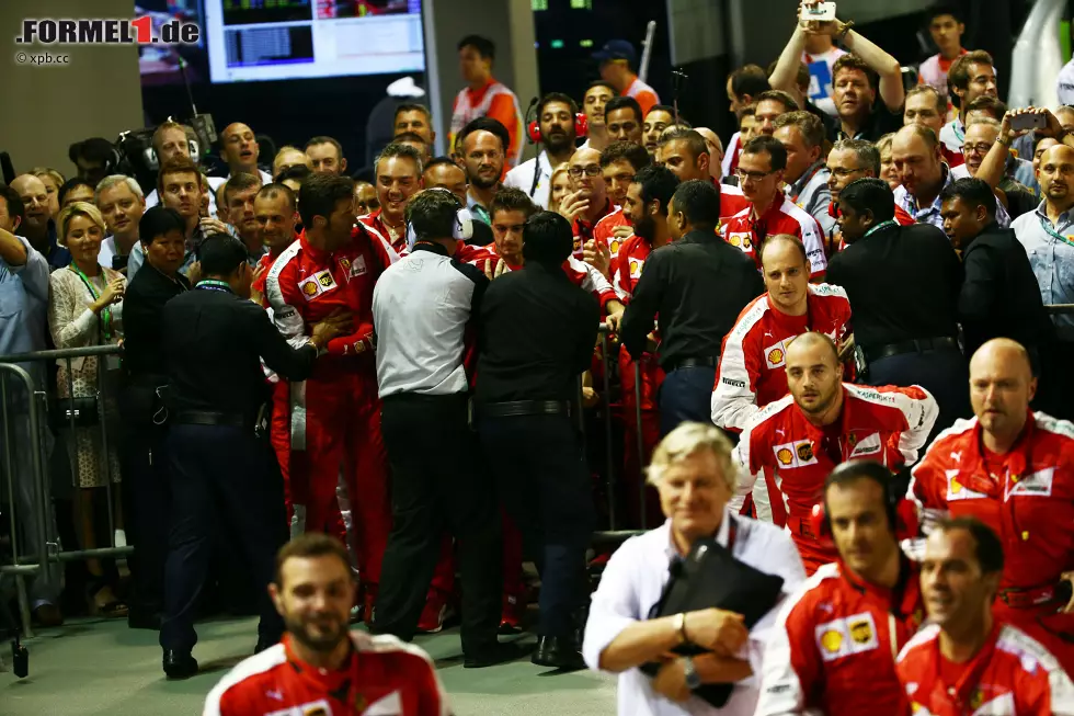 Die bleibt Ferrari erspart, obwohl einige Mechaniker Anweisungen des Sicherheitspersonals missachten und den Parc ferme stürmen. Die FIA drückt ein Auge zu, verlangt aber eine bedingungslose (schriftliche) Entschuldigung von Teamchef Maurizio Arrivabene. Foto zur News: Die bleibt Ferrari erspart, obwohl einige Mechaniker Anweisungen des Sicherheitspersonals missachten und den Parc ferme stürmen. Die FIA drückt ein Auge zu, verlangt aber eine bedingungslose (schriftliche) Entschuldigung von Teamchef Maurizio Arrivabene.