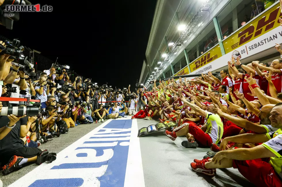 Als der Sieg von Sebastian Vettel gefeiert wird, ist die Stimmung schon wieder friedlich. Erstmals seit Barcelona 2013 stehen wieder zwei Ferrari-Fahrer auf dem Podium. Foto zur News: Als der Sieg von Sebastian Vettel gefeiert wird, ist die Stimmung schon wieder friedlich. Erstmals seit Barcelona 2013 stehen wieder zwei Ferrari-Fahrer auf dem Podium.