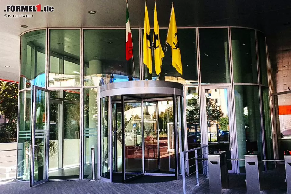 Foto zur News: Für jeden Saisonsieg von Ferrari wird eine Flagge über den Eingang zur Gestione Sportiva in Maranello gesteckt. Drei Stück an der Zahl bedeuten: Vettel ist jetzt schon gleichauf mit dem Ferrari-Premierenjahr von Michael Schumacher.