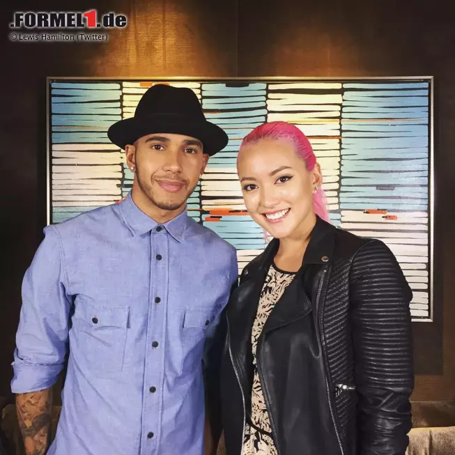 Und auch Lewis Hamilton frönt weiterhin dem Jetset. Im Vorfeld des Singapur-Grand-Prix tritt er im lässigen Hipster-Outfit bei MTV Asia auf. Foto zur News: Und auch Lewis Hamilton frönt weiterhin dem Jetset. Im Vorfeld des Singapur-Grand-Prix tritt er im lässigen Hipster-Outfit bei MTV Asia auf.