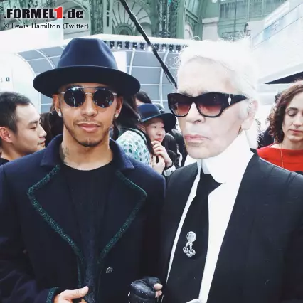 Foto zur News: Twitter-Watch bei Lewis Hamilton: Bevor's im Privatjet nach Moskau geht, macht der schillerndste Superstar der Formel 1 noch einen Abstecher zur Fashion-Week nach Paris. Dort trifft er nach der Chanel-Darbietung auf Karl Lagerfeld - eine "Ikone", die Hamilton seit langem sehr bewundert.