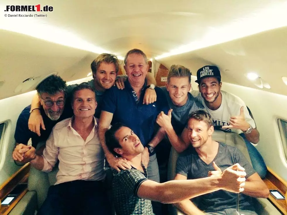 Und auch beim Privatjet-Sharing (ja, auch beim Heimflug) wird wohl das eine oder andere Bierchen getrunken. Wir notieren zwei Dinge. Erstens: Warum gebt ihr Adrian Sutil einen spitzen Gegenstand in die Hand? Und zweitens: Nico Rosberg war noch immer nicht beim Friseur. Foto zur News: Und auch beim Privatjet-Sharing (ja, auch beim Heimflug) wird wohl das eine oder andere Bierchen getrunken. Wir notieren zwei Dinge. Erstens: Warum gebt ihr Adrian Sutil einen spitzen Gegenstand in die Hand? Und zweitens: Nico Rosberg war noch immer nicht beim Friseur.