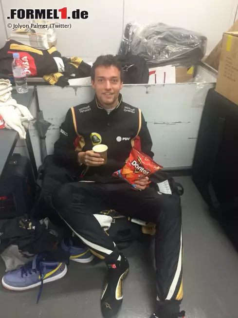 Foto zur News: Die Einladung gilt aber nicht für Teammanagement (Gerard Lopez ist bei Ecclestone schon lange nicht mehr willkommen) und Fahrer. Jolyon Palmer nimmt&#039;s mit Humor: Nach gerade mal einer Installation-Lap am verregneten Freitagmorgen schnappt er sich Nachos und Kaffee - ganz &quot;old school&quot; auf einem Werkzeugkoffer.