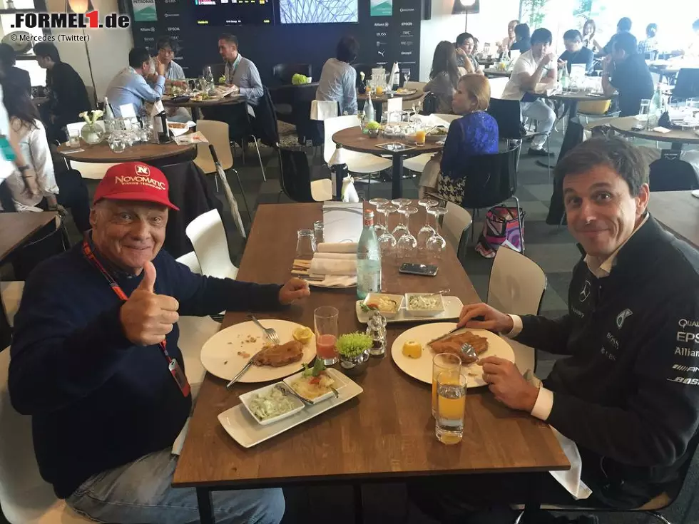 Da geht's diesen Herren schon besser: Niki Lauda (seine Ehefrau Birgit hat vor Suzuka erfolglos versucht, ihn zum Kauf einer neuen Dachgeschoßwohnung in Wien zu überreden) und Toto Wolff haben offenbar keine Lust auf Sushi... Und genießen stattdessen, ganz klassisch österreichisch, ein Wiener Schnitzel. Foto zur News: Da geht's diesen Herren schon besser: Niki Lauda (seine Ehefrau Birgit hat vor Suzuka erfolglos versucht, ihn zum Kauf einer neuen Dachgeschoßwohnung in Wien zu überreden) und Toto Wolff haben offenbar keine Lust auf Sushi... Und genießen stattdessen, ganz klassisch österreichisch, ein Wiener Schnitzel.