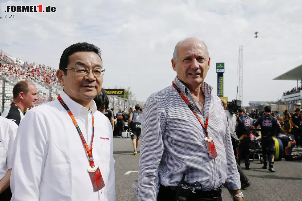 Diesen Grand-Prix-Besuch hätten sie sich wohl lieber erspart: Takahiro Hachigo, CEO von Honda, und Ron Dennis, CEO der McLaren-Gruppe, in der Startaufstellung - noch nicht ahnend, dass ihnen Fernando Alonsos Funksprüche wenig später einen der schwärzesten Tage ihrer sportlichen Laufbahn bescheren würden. Foto zur News: Diesen Grand-Prix-Besuch hätten sie sich wohl lieber erspart: Takahiro Hachigo, CEO von Honda, und Ron Dennis, CEO der McLaren-Gruppe, in der Startaufstellung - noch nicht ahnend, dass ihnen Fernando Alonsos Funksprüche wenig später einen der schwärzesten Tage ihrer sportlichen Laufbahn bescheren würden.