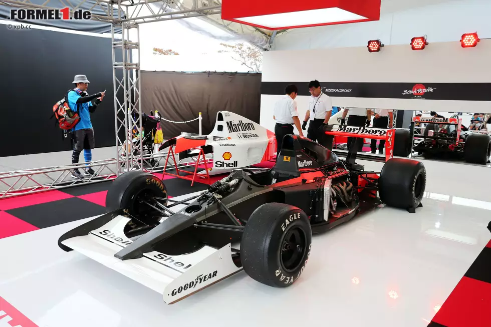 Da erinnert man sich doch lieber an goldene McLaren-Honda-Tage wie jenen 20. Oktober 1991, als Ayrton Senna Weltmeister wurde und Gerhard Berger in der letzten Kurve den Sieg schenken konnte. In exakt diesem McLaren-Honda MP4/6, mit dem Berger auch 24 Jahre später noch bei seiner Demofahrt frenetisch gefeiert wird. Foto zur News: Da erinnert man sich doch lieber an goldene McLaren-Honda-Tage wie jenen 20. Oktober 1991, als Ayrton Senna Weltmeister wurde und Gerhard Berger in der letzten Kurve den Sieg schenken konnte. In exakt diesem McLaren-Honda MP4/6, mit dem Berger auch 24 Jahre später noch bei seiner Demofahrt frenetisch gefeiert wird.