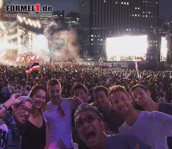 Foto zur News: Bombenstimmung beim Ultra-Music-Festival in Tokio, und eine kleine, aber feine Formel-1-Fraktion ist mittendrin: Jessica Button, Kamui Kobayashi, James Rossiter, Jenson Button und dessen Physio Chris Buncombe.