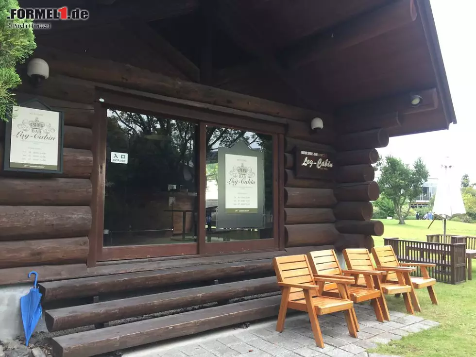 Foto zur News: Party machen, das konnte auch der große Ayrton Senna. Vor 25 Jahren hat er erst Alain Prost absichtlich abgeschossen und dann in dieser Log-Cabin-Bar (inzwischen leider geschlossen) beim Karaoke bis tief in die Nacht hinein seinen zweiten WM-Titel gefeiert.