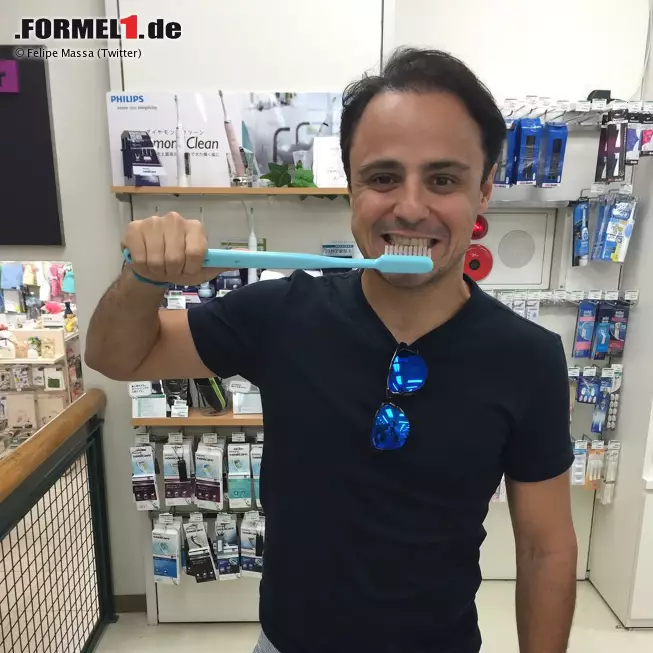 Foto zur News: Apropos Ricciardo: Felipe Massa sendet via Twitter liebe Grüße an den Dauerlächler aus Australien - und meint, in einem japanischen Supermarkt endlich die richtige Zahnbürste für seinen Kollegen gefunden zu haben...