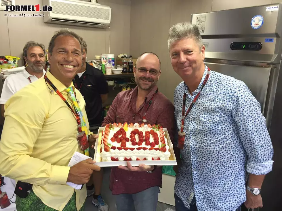 Foto zur News: Gelächelt wird auch bei RTL: Formel-1-Vertrag erst kürzlich verlängert, jetzt in Suzuka 400. Grand-Prix-Übertragung - darauf darf man durchaus mal anstoßen. Kai Ebel wird sogar die Ehre zuteil, die Podiums-Interviews vor einem weltweiten Millionenpublikum zu führen. Dass dabei zuerst die Technik versagt, steckt er als Vollprofi locker-lässig weg.