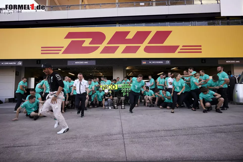 Foto zur News: Wir haben uns schon gewöhnt an diesen Anblick: Mercedes feiert mit einem Teamfoto einen Doppelsieg (zum achten Mal in der Formel-1-Saison 2015) - und Hamilton ist sogar beim Davonlaufen vor der Champagnerdusche schneller als Rosberg.