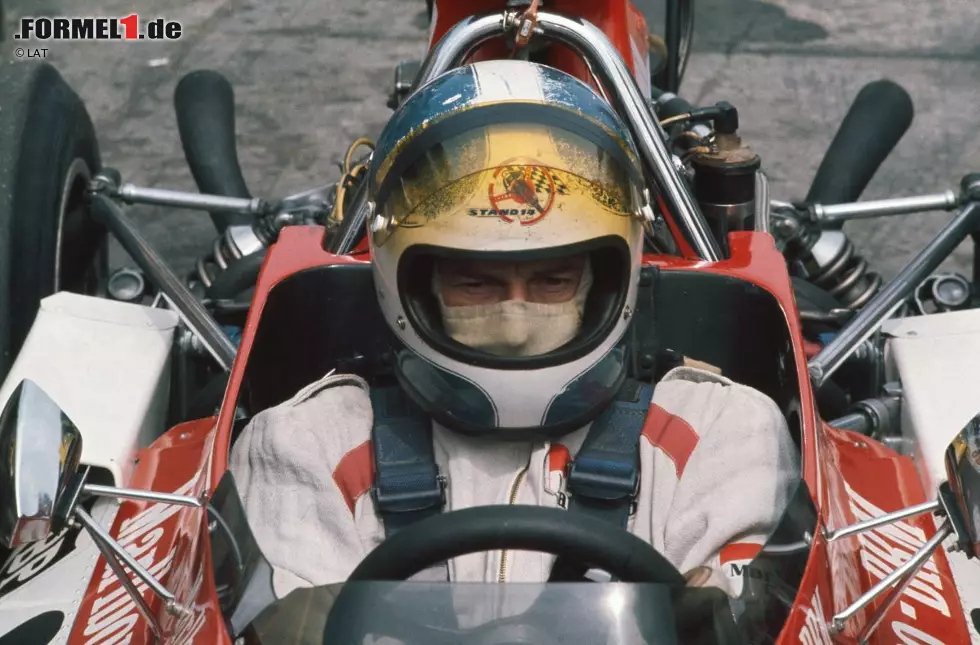 Foto zur News: Jean-Pierre Beltoise, geboren am 26. April 1937 in Paris, beginnt seine Motorsportkarriere auf zwei Rädern. 1964 wird er Gesamtsechster in der 50er-Klasse der Motorrad-Weltmeisterschaft. Er tritt auch in der 125er-, der 250er- und der 500er-Klasse an, bevor ein schwerer Unfall bei den 12 Stunden von Reims 1963 seine Zweiradkarriere beendet.