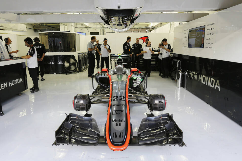 Foto zur News: Buttons Tiefpunkt kommt in Bahrain, wo er nicht einmal am Rennen teilnehmen kann. Grund ist ein Problem mit dem Hybridsystem, das die größte Schwachstelle des McLaren-Honda-Pakets bleiben sollte. Die Grid-Penaltys des McLaren-Teams steigen im Saisonverlauf auf astronomische Höhen. Running Gag: Wenn der Grand Prix von Monaco gestartet wird, fahren Alonso und Button in Nizza los...