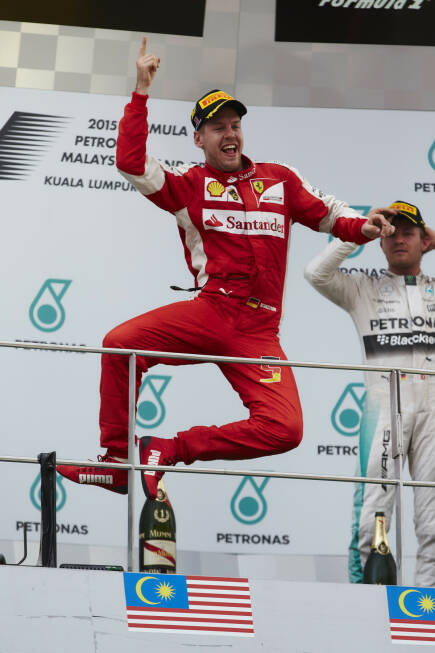 Foto zur News: Auf den Spuren von Michael Schumacher: Sebastian Vettel (WM-3. mit 278 Punkten) gewinnt in seinem ersten Ferrari-Jahr drei Grands Prix - genau wie sein Vorbild &quot;Schumi&quot; 1996. Bei der Premiere in Malaysia hat er zwar etwas Safety-Car-Glück, aber bei Hitze auch ein fast gleichwertiges Auto, um die Mercedes-Silberpfeile ins Schwitzen zu bringen. Es ist der bisher emotionalste Sieg des Heppenheimers - den er mit dem berühmten Schumacher-Jump zelebriert.