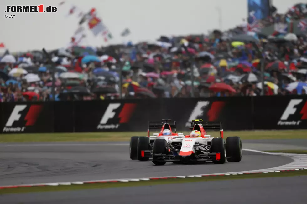 Foto zur News: Das beste Teamergebnis fährt Manor mit P12/13 in Silverstone ein. Trotzdem ist es für Stevens der Tiefpunkt der Saison: Manor wechselt zu früh auf Intermediates, der britische Lokalmatador fährt sich den Frontflügel kaputt, muss Teamkollege Roberto Merhi (WM-19. mit 0 Punkten) vorbeilassen - ausgerechnet vor eigenem Publikum eine seiner seltenen Niederlagen. Für Merhi wiederum ist Silverstone das beste Saisonergebnis.