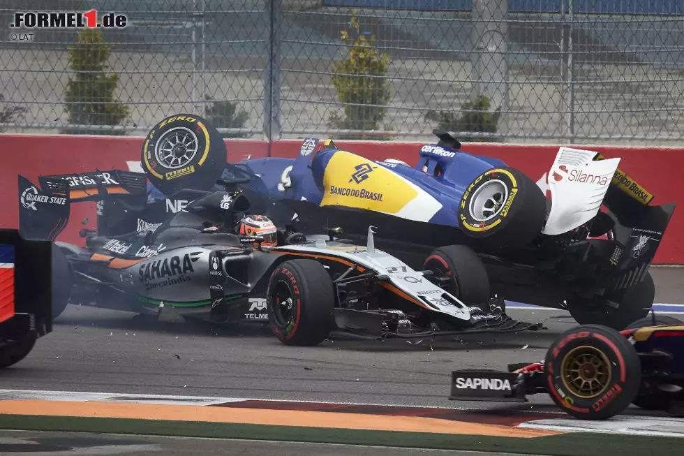 Seine schlechteste Phase erlebt Hülkenberg ausgerechnet dann, als Teamkollege Sergio Perez am besten unterwegs ist und aufs Podium fährt: Erst verursacht er in Sotschi einen spektakulären Crash (Foto), und auch beim nächsten Rennen in Austin scheidet er nach Kollision mit Daniel Ricciardo aus. Foto zur News: Seine schlechteste Phase erlebt Hülkenberg ausgerechnet dann, als Teamkollege Sergio Perez am besten unterwegs ist und aufs Podium fährt: Erst verursacht er in Sotschi einen spektakulären Crash (Foto), und auch beim nächsten Rennen in Austin scheidet er nach Kollision mit Daniel Ricciardo aus.