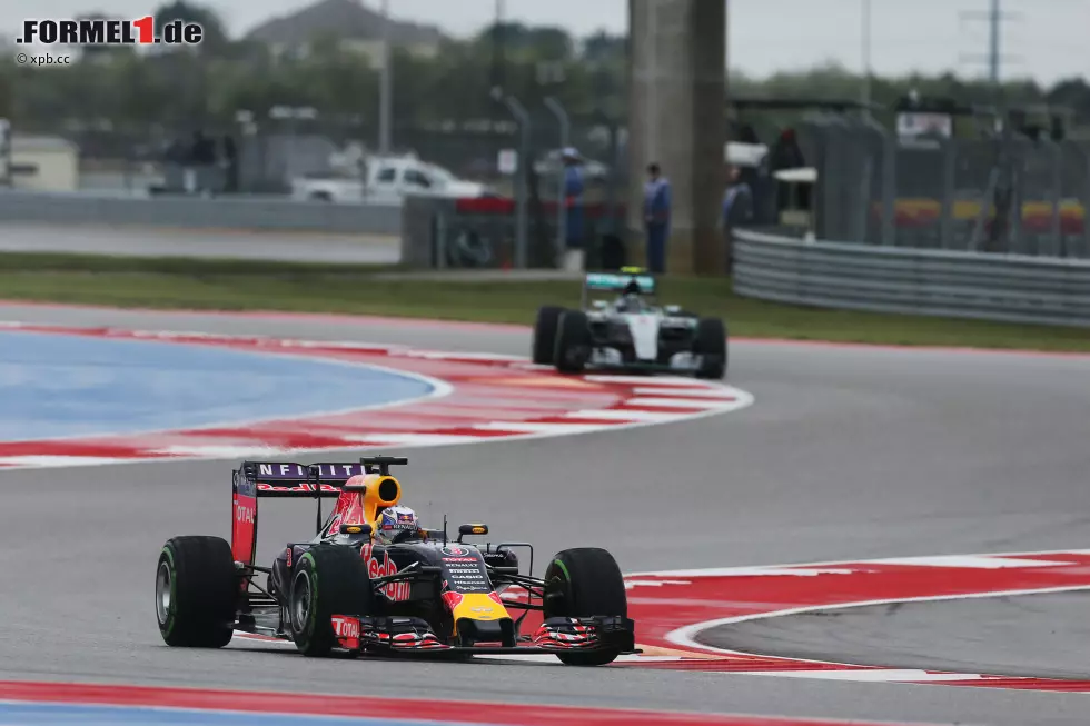 Daniel Ricciardo (WM-8. mit 92 Punkten) kann (unter anderem wegen des schwachbrüstigen Renault-Antriebs) nicht an die drei Siege von 2014 anknüpfen. Allerdings fährt er auf kurvenreichen Strecken zweimal auf das Podium - und führt in Austin souverän, als der Red Bull bei Mischverhältnissen selbst die Mercedes-Silberpfeile dominiert. Dass er dort am Ende nur Zehnter wird, steht symbolisch für die schwierige Saison 2015. Foto zur News: Daniel Ricciardo (WM-8. mit 92 Punkten) kann (unter anderem wegen des schwachbrüstigen Renault-Antriebs) nicht an die drei Siege von 2014 anknüpfen. Allerdings fährt er auf kurvenreichen Strecken zweimal auf das Podium - und führt in Austin souverän, als der Red Bull bei Mischverhältnissen selbst die Mercedes-Silberpfeile dominiert. Dass er dort am Ende nur Zehnter wird, steht symbolisch für die schwierige Saison 2015.