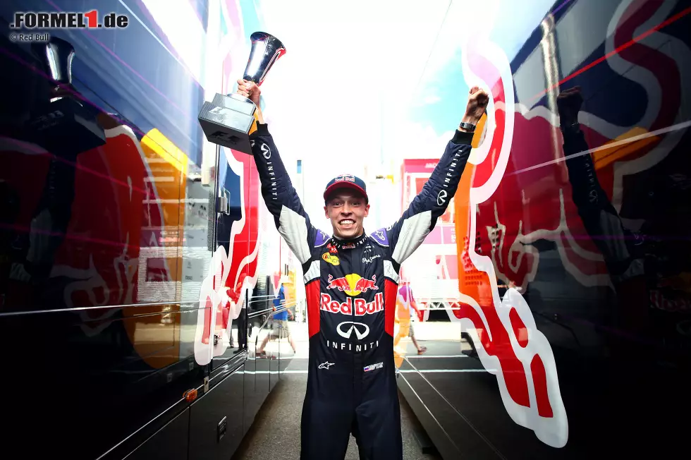 Daniil Kwjat (WM-7. mit 95 Punkten) nutzt beim Grand Prix von Ungarn die Gunst der Stunde und fährt als Zweiter, begünstigt durch einen chaotischen Rennverlauf, erstmals in seiner Formel-1-Karriere auf das Podium. Es ist ein Befreiungsschlag nach einem nicht immer einfachen Saisonbeginn, in dem er gegen Ricciardo das Nachsehen hatte. Das sollte sich ab Budapest ändern. Foto zur News: Daniil Kwjat (WM-7. mit 95 Punkten) nutzt beim Grand Prix von Ungarn die Gunst der Stunde und fährt als Zweiter, begünstigt durch einen chaotischen Rennverlauf, erstmals in seiner Formel-1-Karriere auf das Podium. Es ist ein Befreiungsschlag nach einem nicht immer einfachen Saisonbeginn, in dem er gegen Ricciardo das Nachsehen hatte. Das sollte sich ab Budapest ändern.