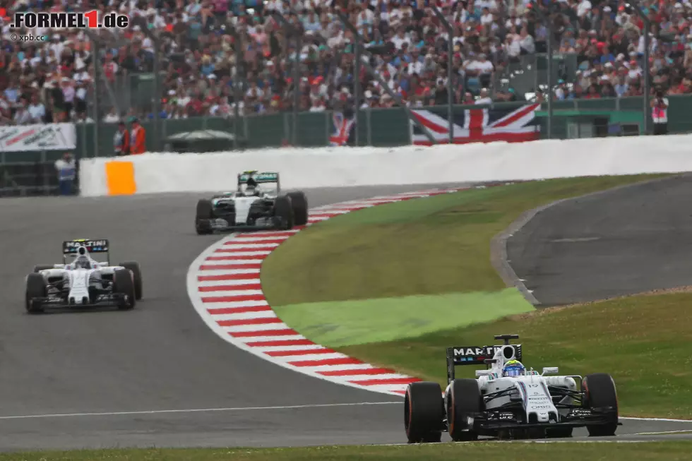 Altstar Felipe Massa (WM-6. mit 121 Punkten) darf beim Williams-Heimspiel in Silverstone wieder einmal Führungsluft schnuppern und liegt insgesamt 19 Runden lang an der Spitze, ... Foto zur News: Altstar Felipe Massa (WM-6. mit 121 Punkten) darf beim Williams-Heimspiel in Silverstone wieder einmal Führungsluft schnuppern und liegt insgesamt 19 Runden lang an der Spitze, ...