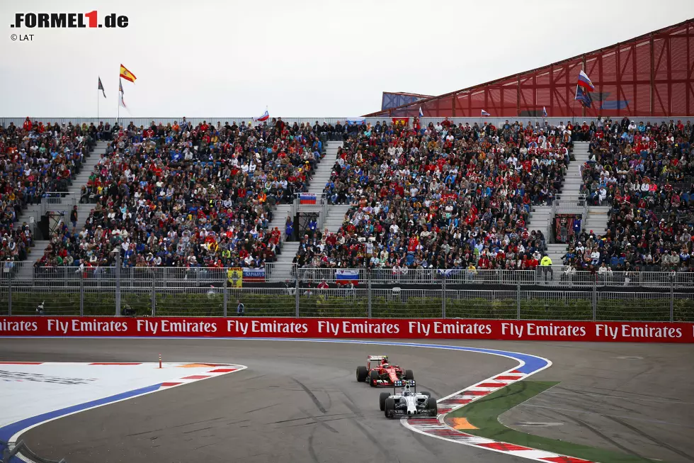Einen möglichen Podestplatz verschenkt der "Iceman" dafür in Sotschi, wo er Landsmann Valtteri Bottas erst jagt und dann völlig unnötig von der Strecke schiebt. Lachender Dritter ist Sergio Perez, Räikkönen stolpert als Achter ins Ziel. Foto zur News: Einen möglichen Podestplatz verschenkt der "Iceman" dafür in Sotschi, wo er Landsmann Valtteri Bottas erst jagt und dann völlig unnötig von der Strecke schiebt. Lachender Dritter ist Sergio Perez, Räikkönen stolpert als Achter ins Ziel.
