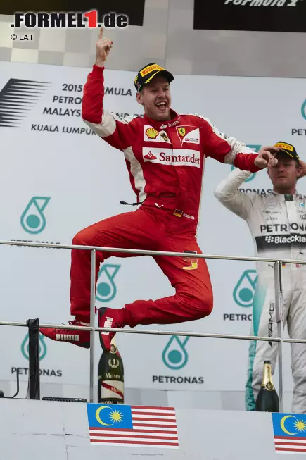 Auf den Spuren von Michael Schumacher: Sebastian Vettel (WM-3. mit 278 Punkten) gewinnt in seinem ersten Ferrari-Jahr drei Grands Prix - genau wie sein Vorbild "Schumi" 1996. Bei der Premiere in Malaysia hat er zwar etwas Safety-Car-Glück, aber bei Hitze auch ein fast gleichwertiges Auto, um die Mercedes-Silberpfeile ins Schwitzen zu bringen. Es ist der bisher emotionalste Sieg des Heppenheimers - den er mit dem berühmten Schumacher-Jump zelebriert. Foto zur News: Auf den Spuren von Michael Schumacher: Sebastian Vettel (WM-3. mit 278 Punkten) gewinnt in seinem ersten Ferrari-Jahr drei Grands Prix - genau wie sein Vorbild "Schumi" 1996. Bei der Premiere in Malaysia hat er zwar etwas Safety-Car-Glück, aber bei Hitze auch ein fast gleichwertiges Auto, um die Mercedes-Silberpfeile ins Schwitzen zu bringen. Es ist der bisher emotionalste Sieg des Heppenheimers - den er mit dem berühmten Schumacher-Jump zelebriert.