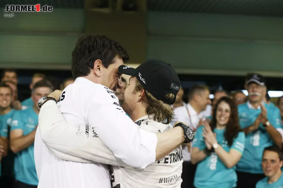 Er kann's also doch noch: Nico Rosberg (WM-2. mit 322 Punkten) macht beim Saisonfinale in Abu Dhabi den ersten Hattrick seiner Formel-1-Karriere perfekt und geht mit einem guten Gefühl in die Winterpause. Positiver Nebeneffekt: Dem Teammanagement um Toto Wolff beweist er mit dem Erfolgsrun, dass Mercedes nicht nur einen Fahrer hat, der Weltmeister werden kann. Foto zur News: Er kann's also doch noch: Nico Rosberg (WM-2. mit 322 Punkten) macht beim Saisonfinale in Abu Dhabi den ersten Hattrick seiner Formel-1-Karriere perfekt und geht mit einem guten Gefühl in die Winterpause. Positiver Nebeneffekt: Dem Teammanagement um Toto Wolff beweist er mit dem Erfolgsrun, dass Mercedes nicht nur einen Fahrer hat, der Weltmeister werden kann.