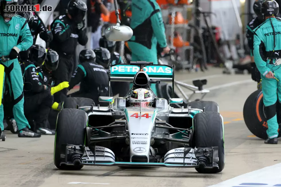 Es ist ein Moment, der zeigt, warum Lewis Hamilton (Weltmeister mit 381 Punkten) ein verdienter Champion ist: Wie schon 2008, als er den Rest der Welt um eine Minute deklassiert hat, triumphiert der Mercedes-Superstar bei schwierigen Bedingungen vor Heimpublikum in Silverstone. Diesmal ist aber nicht nur sein Ausnahmetalent am Volant ausschlaggebend, sondern auch sein strategischer Riecher beim Wechsel auf Regenreifen, der ihn am führenden Williams-Duo vorbeispült. Foto zur News: Es ist ein Moment, der zeigt, warum Lewis Hamilton (Weltmeister mit 381 Punkten) ein verdienter Champion ist: Wie schon 2008, als er den Rest der Welt um eine Minute deklassiert hat, triumphiert der Mercedes-Superstar bei schwierigen Bedingungen vor Heimpublikum in Silverstone. Diesmal ist aber nicht nur sein Ausnahmetalent am Volant ausschlaggebend, sondern auch sein strategischer Riecher beim Wechsel auf Regenreifen, der ihn am führenden Williams-Duo vorbeispült.