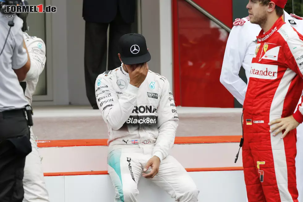 Aber kein Champion ohne schwere Stunden: Hamilton erlebt seine allerschwerste in Monaco, als ihn ein strategischer Fauxpas des Mercedes-Teams den sicher scheinenden Sieg kostet. Wie einst Ayrton Senna denkt er in der Auslaufrunde darüber nach, ins Appartement zu gehen statt zur Siegerehrung, kann am Boxenfunk aber doch davon abgebracht werden. Foto zur News: Aber kein Champion ohne schwere Stunden: Hamilton erlebt seine allerschwerste in Monaco, als ihn ein strategischer Fauxpas des Mercedes-Teams den sicher scheinenden Sieg kostet. Wie einst Ayrton Senna denkt er in der Auslaufrunde darüber nach, ins Appartement zu gehen statt zur Siegerehrung, kann am Boxenfunk aber doch davon abgebracht werden.