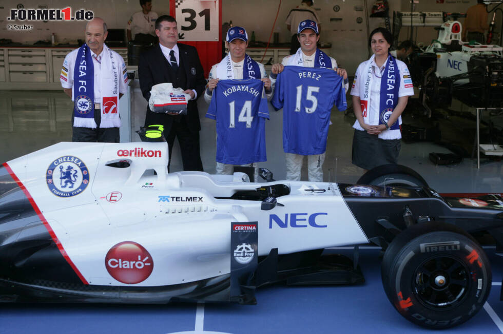 #10 Sauber & Chelsea FC: Ab 2012 waren das Schweizer Formel-1-Team und die Londoner Fußballmannschaft Partner. Die Idee hinter dem Deal war es, beiden Marken Präsenz außerhalb ihres Kernpublikums zu verschaffen und Know-how auszutauschen. Eigentümer des Chelsea FC war damals der russische Milliardär Roman Abramowitsch, den Bernie Ecclestone jahrelang vergeblich von einem Formel-1-Engagement überzeugen wollte. #10 Sauber & Chelsea FC: Ab 2012 waren das Schweizer Formel-1-Team und die Londoner Fußballmannschaft Partner. Die Idee hinter dem Deal war es, beiden Marken Präsenz außerhalb ihres Kernpublikums zu verschaffen und Know-how auszutauschen. Eigentümer des Chelsea FC war damals der russische Milliardär Roman Abramowitsch, den Bernie Ecclestone jahrelang vergeblich von einem Formel-1-Engagement überzeugen wollte.