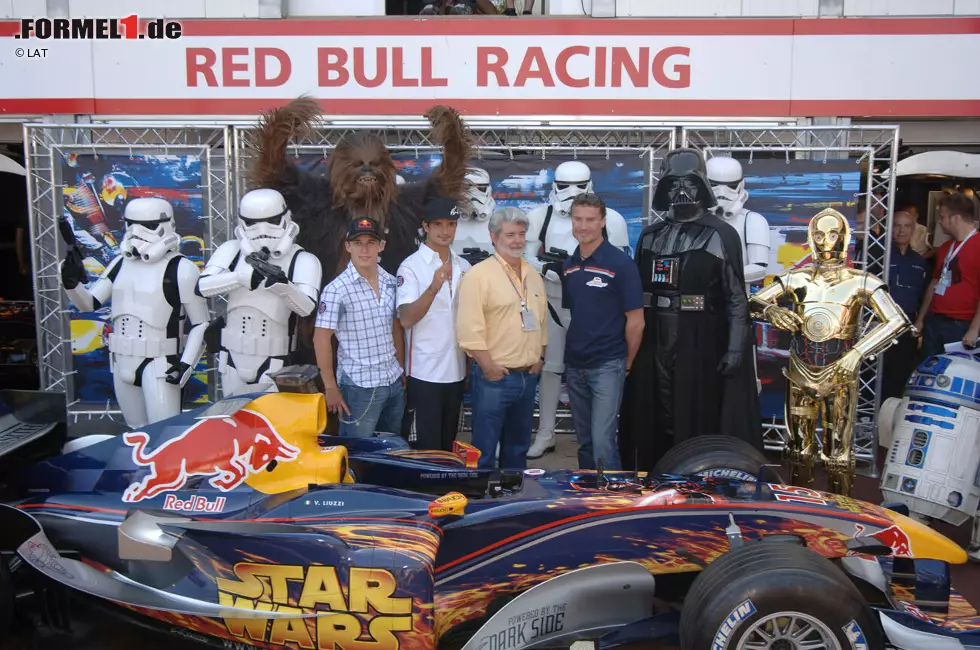 Foto zur News: #8 Red Bull &amp; 20th Century Fox: Darth Vader als Lollipop-Mann beim Boxenstopp, der RB1 in origineller Speziallackierung, George Lucas als Stargast in der Energy-Station - Red Bull, damals noch mehr Party- als Erfolgsteam, rührte in Monte Carlo 2005 einmalig die Werbetrommel für die &quot;Star-Wars&quot;-Filme. Ein Jahr später war dann übrigens Superman dran.