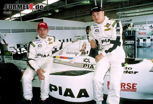 Foto zur News: #6 Tyrrell &amp; Channel 5: Als Ken Tyrrells Team schon ums Überleben kämpfte, startete der englische Channel 5 mit der Ausstrahlung der TV-Serie &quot;Xena - Die Kriegerprinzessin&quot;. Beim Rennen in Silverstone 1997 tauchte also Xena auf der einen Seite des Autos auf, ihre Gefährtin Gabrielle auf der anderen.