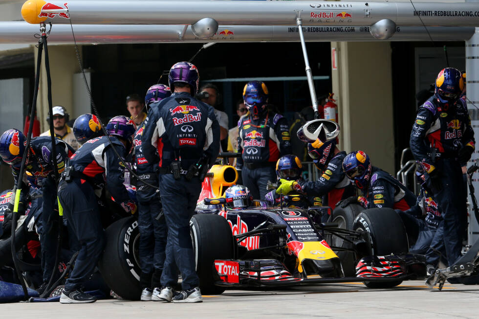 Foto zur News: Die Boxenstopps eröffnet Daniel Ricciardo (Red Bull) schon in der dritten Runde, mutmaßlich in der Hoffnung auf ein frühes Safety-Car. Das bleibt aber (trotz Sainz-Bergung) aus, ebenso wie der erhoffte PS-Gewinn durch die neueste Renault-Ausbaustufe. Ricciardo kann das Handicap der letzten Startreihe (Motorwechsel) nicht wettmachen, verpasst den zehnten Platz am Ende aber nur um 1,5 Sekunden.