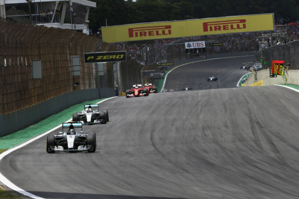 Foto zur News: Es dauert bis zur vierten Runde, ehe Rosberg seinen Teamkollegen aus der DRS-Sekunde abschütteln kann. Vettel verliert auf den Silberpfeil-Express weniger als befürchtet, sein Rückstand wird aber dennoch sukzessive größer. Immerhin: Von hinten droht durch Kimi Räikkönen im zweiten Ferrari keine Gefahr.