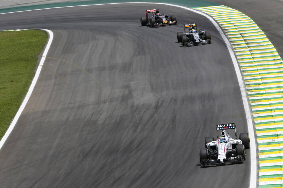 Foto zur News: Während sich das Feld vorne relativ rasch sortiert, wird im Mittelfeld teilweise herzhaft gekämpft. Zum Beispiel zwischen Lokalmatador Felipe Massa (Williams), Sergio Perez (Force India) und Verstappen um den achten Platz.
