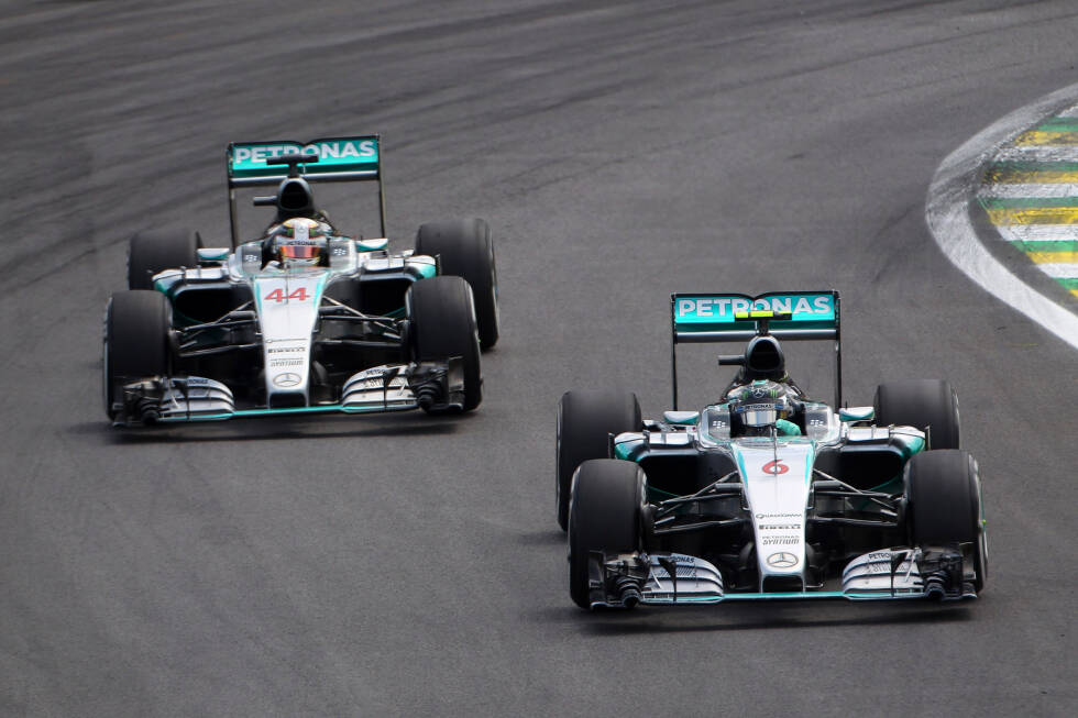 Foto zur News: Ab Runde 20 scheint Leader Rosberg die Kontrolle zu verlieren: Nach dem ersten Boxenstopp erhöht Hamilton den Druck, taucht im Senna-S einmal neben seinem Teamkollegen auf - muss dann aber doch wieder abreißen lassen: &quot;Unmöglich, da hinterherzufahren!&quot; Seinem Wunsch, eine andere Strategie ausprobieren zu dürfen als Rosberg, kommt Mercedes aus teamtaktischen (Fairness-)Gründen nicht nach.