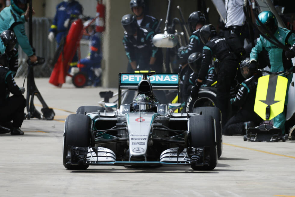 Foto zur News: Hamilton hat in der 51. Runde noch 1,5 Sekunden Rückstand, ist zwei Runden später aber wieder bis auf 0,8 Sekunden dran - und hat mit DRS-Vorteil bei Start und Ziel zehn km/h mehr Topspeed. Rosberg behält die Nerven, obwohl seine Boxencrew bei allen drei Reifenwechseln langsamer arbeitet als jene von Hamilton. Das kostet ihn mehr als eine Sekunde.