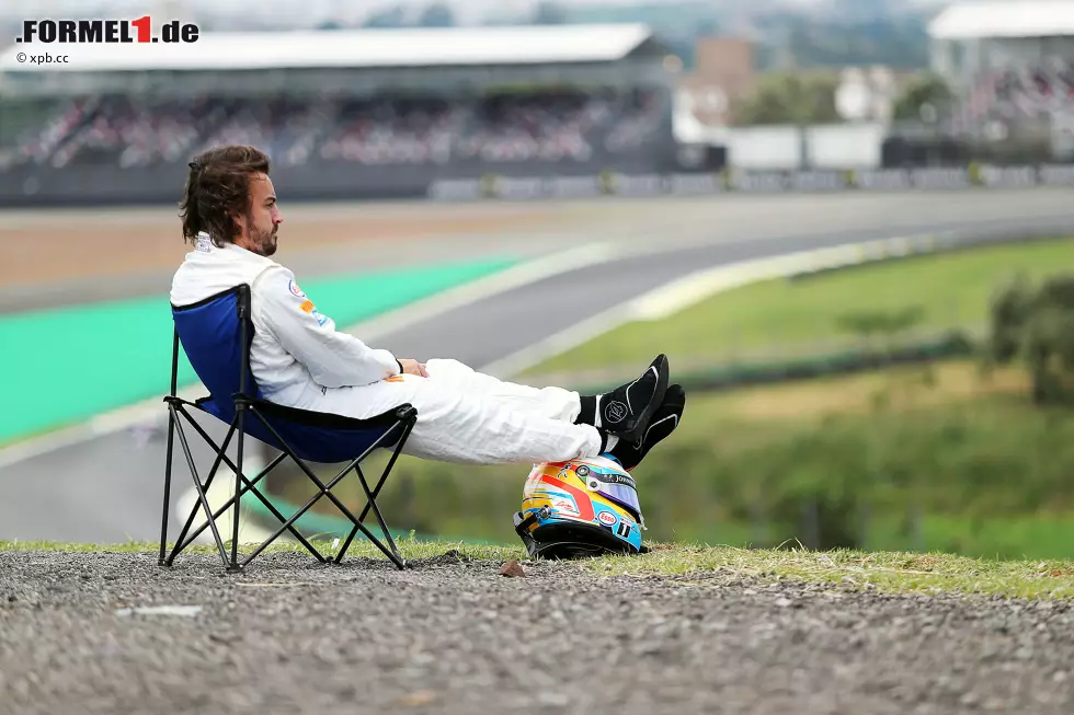 Foto zur News: Star des Qualifyings ist aber Fernando Alonso: Nach einem weiteren Honda-Motorschaden, der sein Rückversetzungs-Konto 2015 auf 180 Startpositionen wachsen lässt, zieht es der McLaren-Star vor, sich betont lässig auf einem Campingstuhl zu sonnen, anstatt den Defekt gleich mit den Ingenieuren zu analysieren. Internet-User schneiden die Pose aus dem Foto aus - und platzieren sie in verschiedensten Popkultur-Motiven. Der Hashtag #PlacesAlonsoWouldRatherBe wird zum weltweiten Twitter-Trend. Und der einst so stolze &quot;Mister McLaren&quot; Ron Dennis wieder einmal gedemütigt.