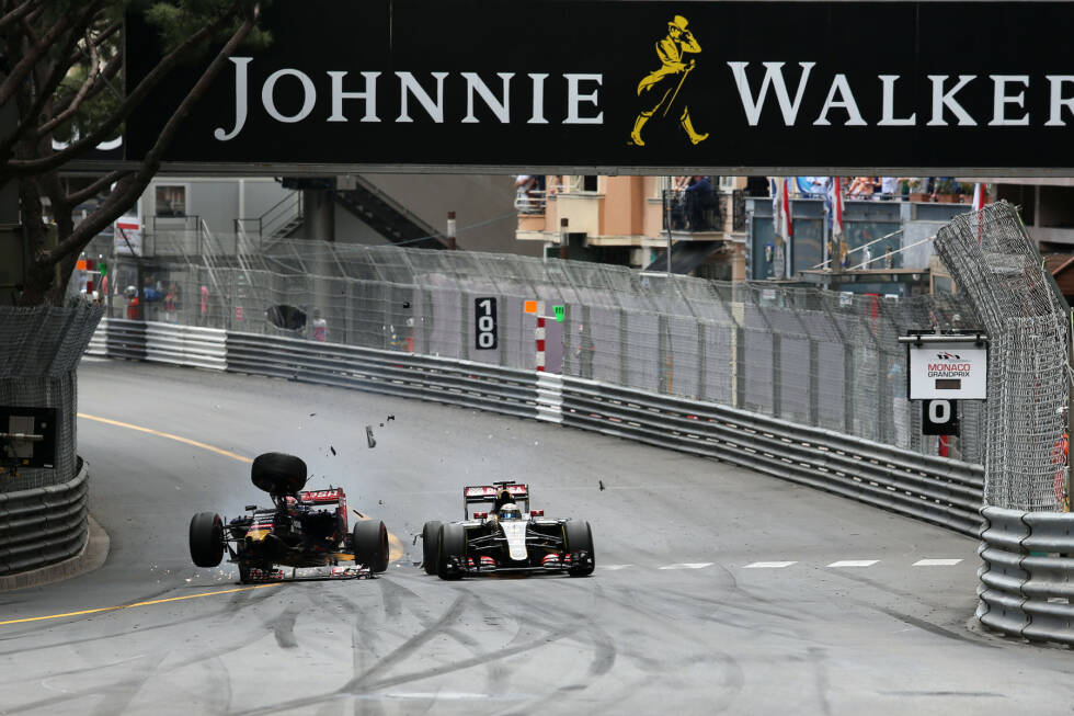 Foto zur News: Position 3: Der 18-Jährige Max Verstappen verblüfft 2015 mit seiner Überholkunst, doch einmal geht es schief. In Monaco will er an Romain Grosjean vorbei, verschätzt sich in der 63. Runde und donnert dem Franzosen ins Auto. Sein Toro Rosso wird...