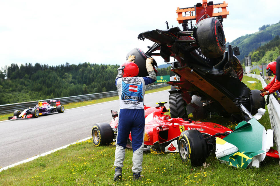 Foto zur News: Position 7: Kimi - zum Zweiten! In Spielberg verliert Räikkönen in der ersten Runde das Heck seines Boliden, Alonso kann nicht ausweichen und landet... auf dem Ferrari und der Leitplanke. Die kuriose Situation ist brandgefährlich: Der Finne hat Glück, dass der McLaren seinen Kopf verfehlt.