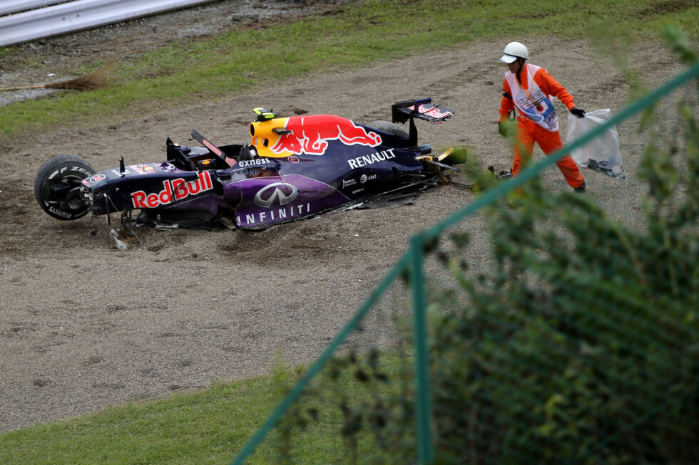 Foto zur News: Position 4: Die Formel 1 hält den Atem an, als Daniil Kwjat 36 Sekunden vor Ende des Suzuka-Qualifyings vor der Haarnadel aufs Gras kommt, in die Mauer prallt und sich überschlägt. Sein Red Bull wird komplett zerstört, er überlebt und bestreitet am Sonntag das Rennen: &quot;Das war der schlimmste Unfall meiner Karriere.&quot;